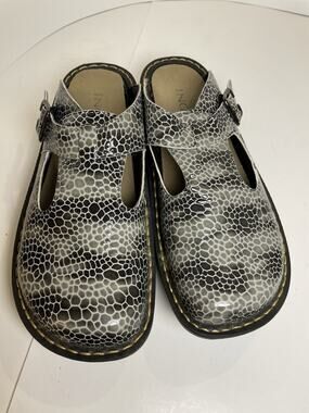 Ingaro (HAPPY) Women’s Size 8 Gray Snake Nurse Slip On Clogs Slip Resistant